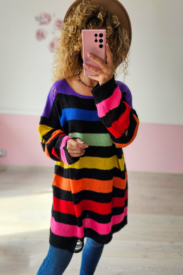 Kolorowy sweter oversize – tęczowa energia na co dzień 1