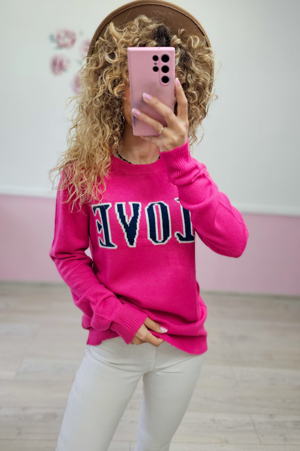 Różowy sweter z napisem LOVE 1
