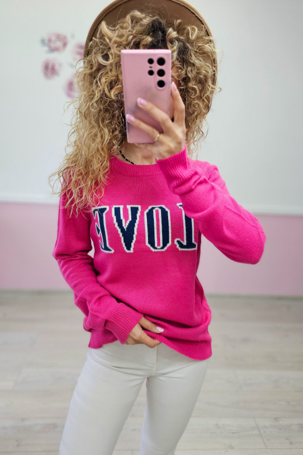 Różowy sweter z napisem LOVE