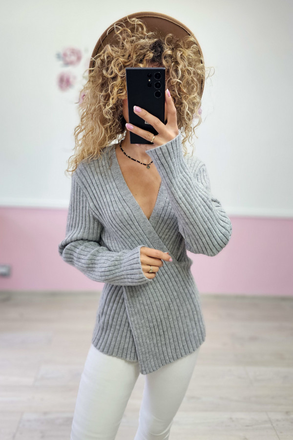 Sweter szary z dekoltem w serek 1
