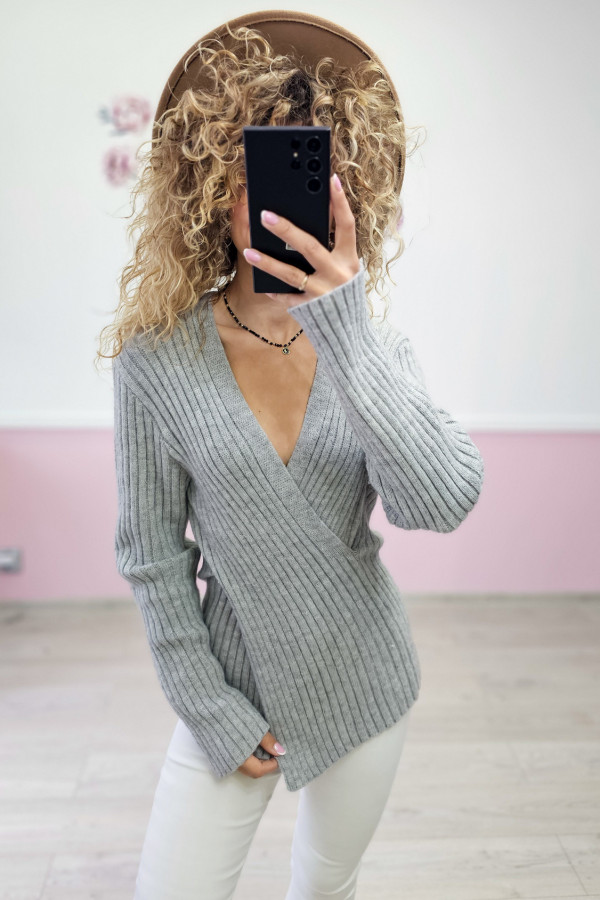 Sweter szary z dekoltem w serek