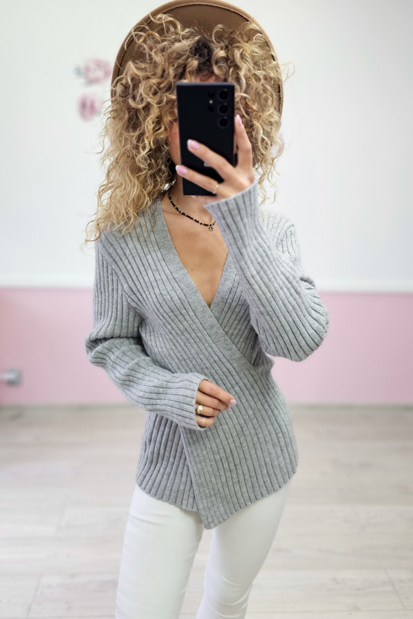 Sweter szary z dekoltem w serek 2