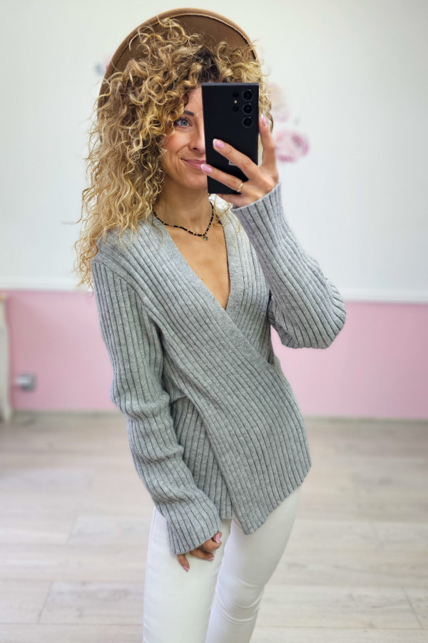 Sweter szary z dekoltem w serek 3
