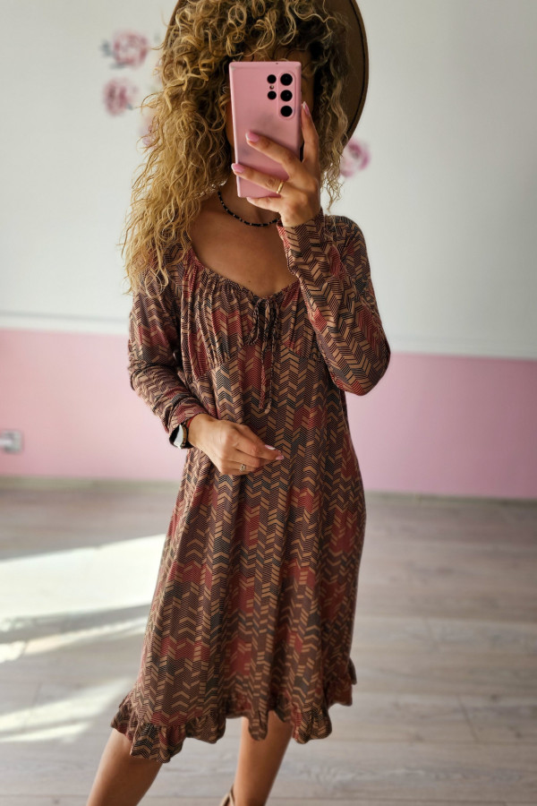 Boho sukienka w zygzaki – luz i styl 1