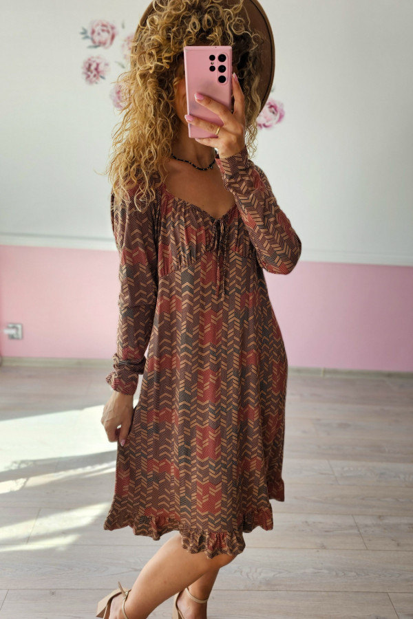 Boho sukienka w zygzaki – luz i styl