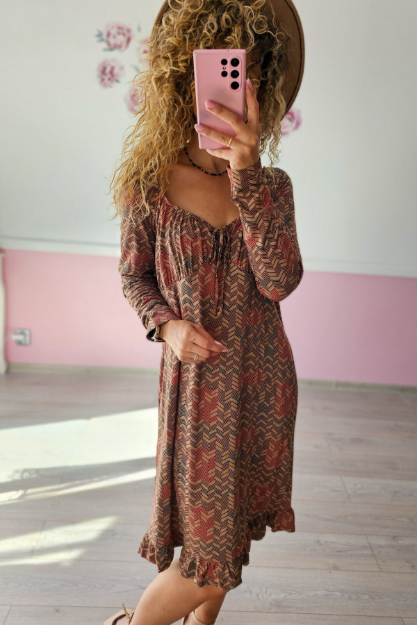 Boho sukienka w zygzaki – luz i styl 2