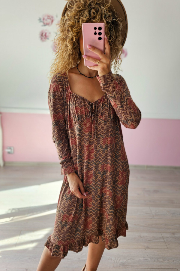 Boho sukienka w zygzaki – luz i styl 4