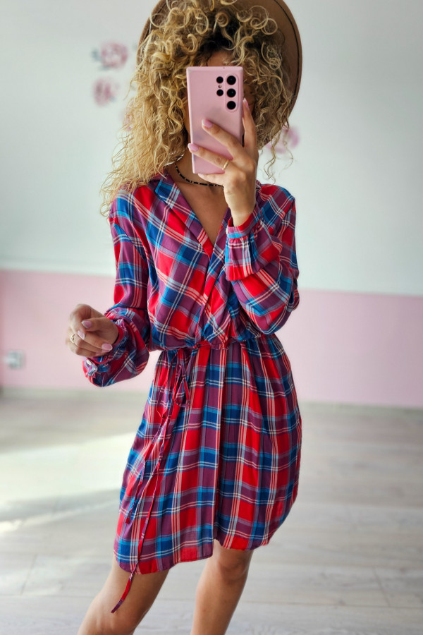 Czerwona sukienka w kratę – casual z pazurem 3