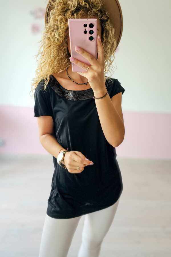 Czarna bluzka z cekinowym dekoltem
