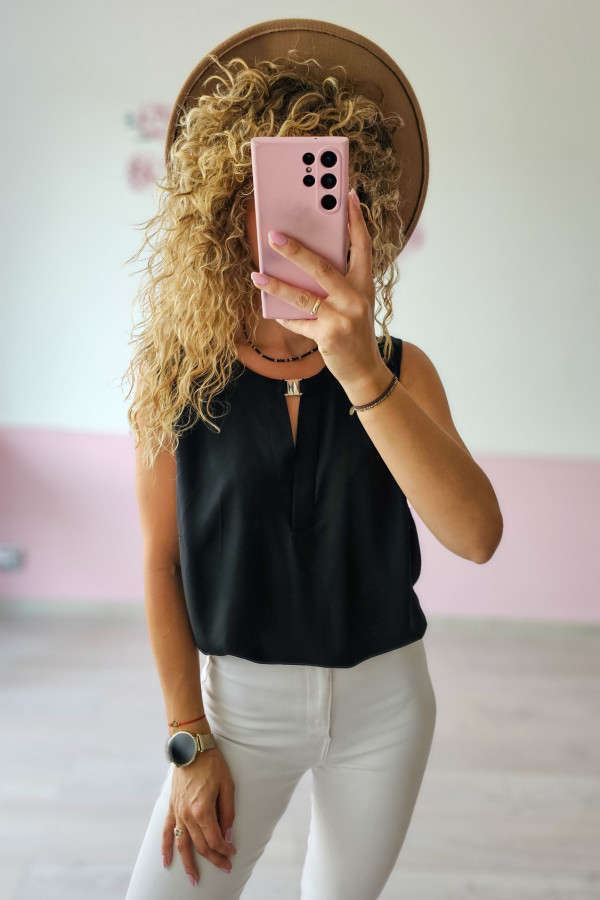 Czarna bluzka bez rękawów z ozdobnym wycięciem