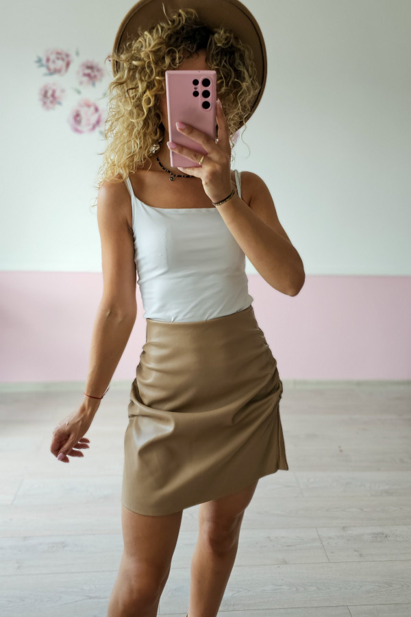 Spódniczka mini z ekoskórki w kolorze camel 3
