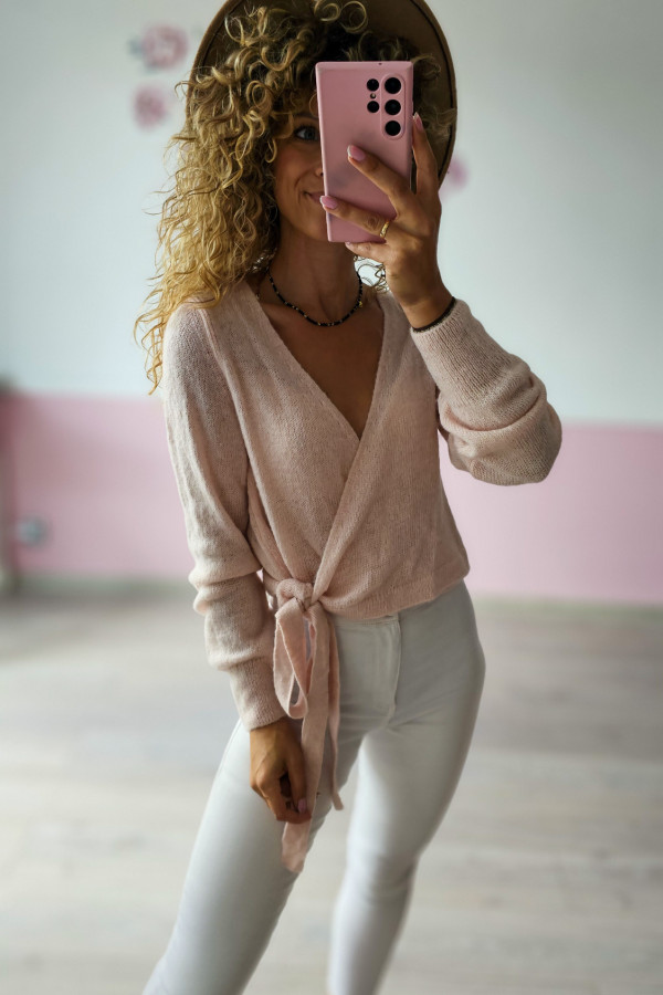 Różowy sweter zapinany na wiązanie