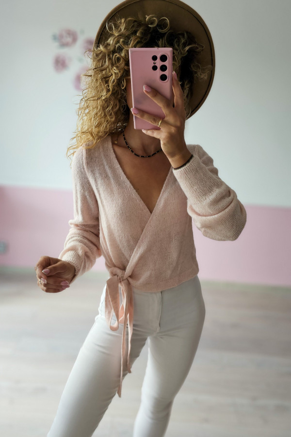 Różowy sweter zapinany na wiązanie 2