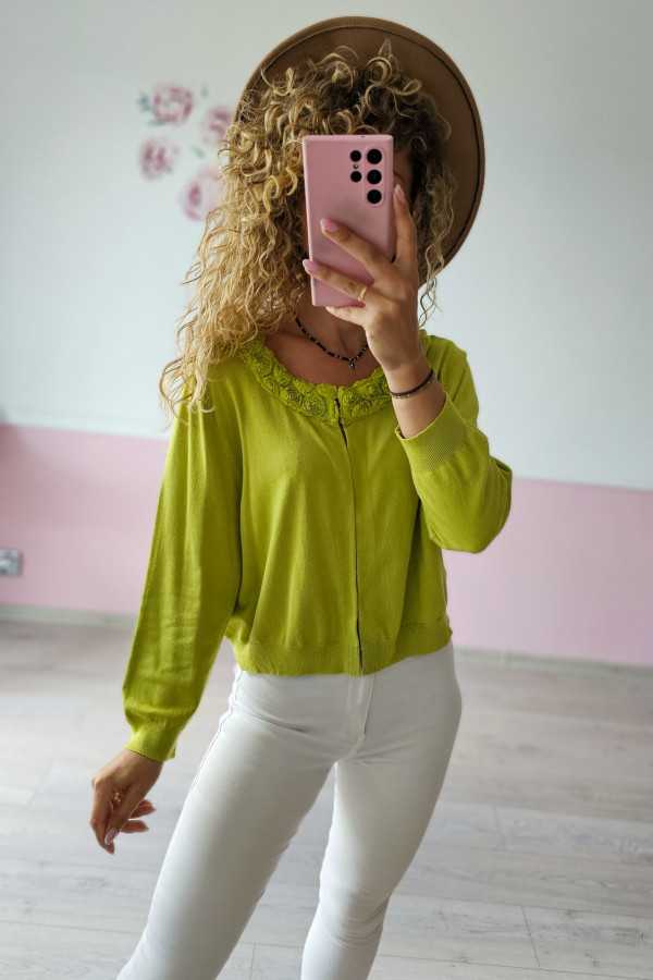 Sweter w odcieniu limonki z ozdobnym kołnierzem
