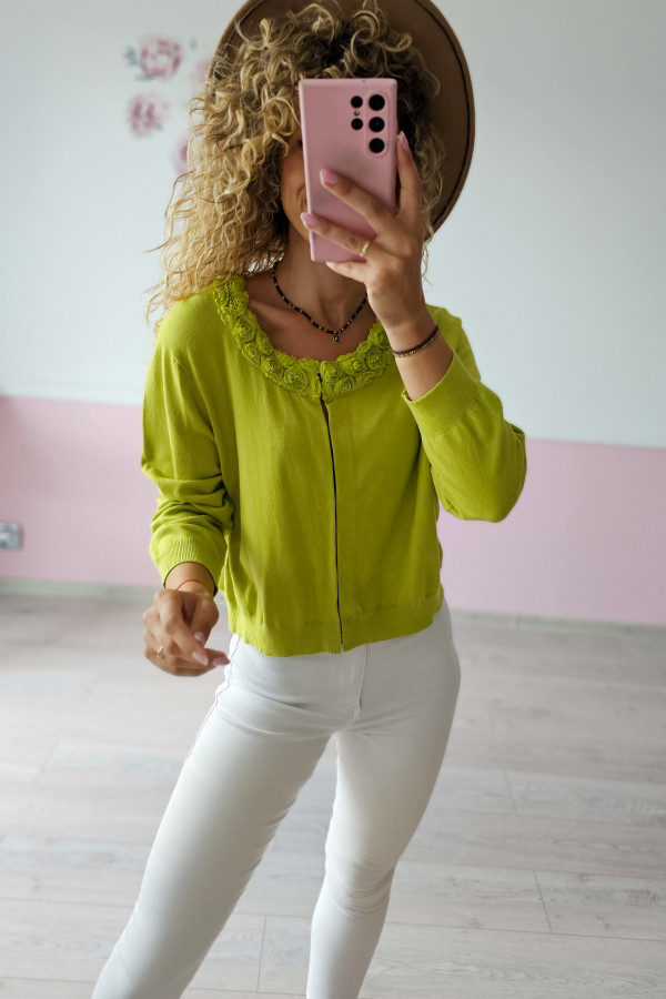Sweter w odcieniu limonki z ozdobnym kołnierzem 1