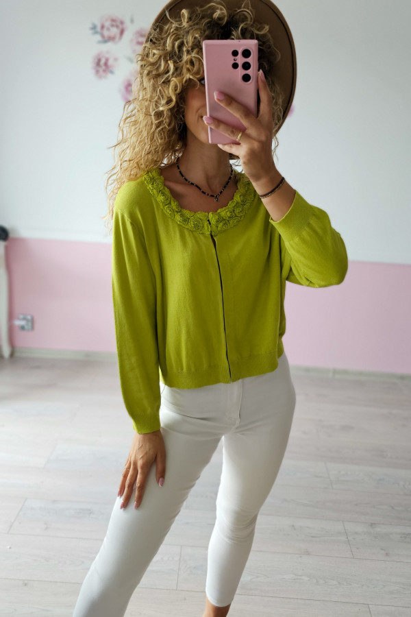 Sweter w odcieniu limonki z ozdobnym kołnierzem 2