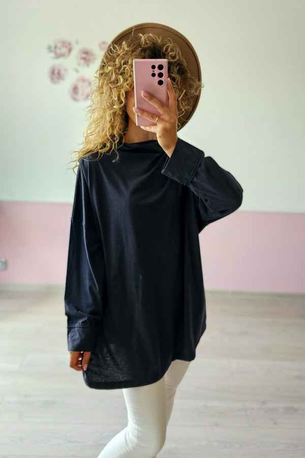 Ciemno granatowa luźna bluzka oversize z wysokim golfem 2