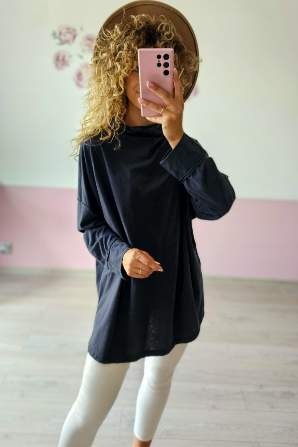 Ciemno granatowa luźna bluzka oversize z wysokim golfem 3
