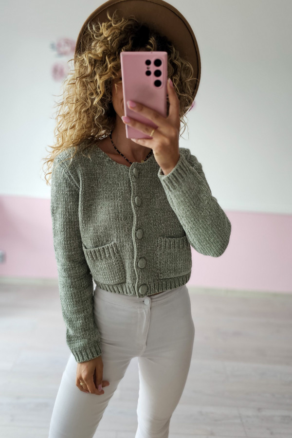 Sweter zapinany na guziki z kieszeniami