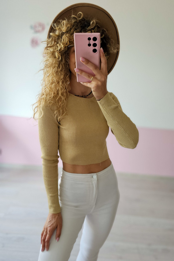 Beżowy prążkowany sweterek crop top z długim rękawem – dopasowany i stylowy