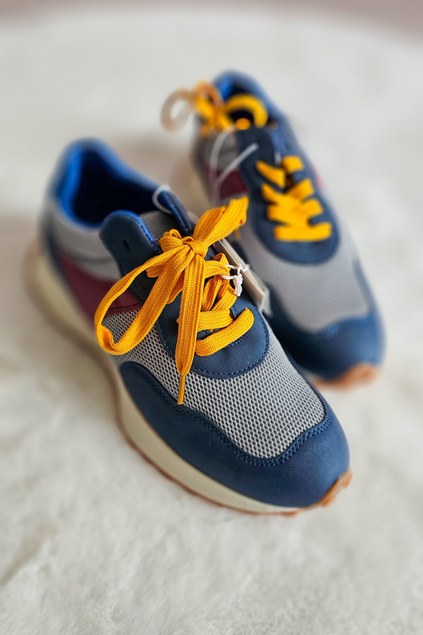 Kolorowe sneakersy z siateczką i żółtymi sznurówkami