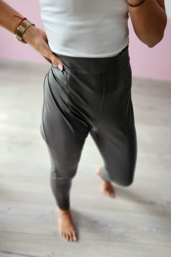 Legginsy z ekoskóry w kolorze khaki 3