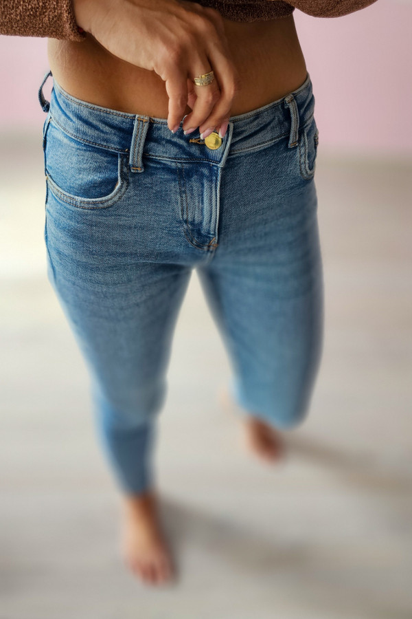 Damskie jeansy skinny ze średnim stanem – klasyczny niebieski denim