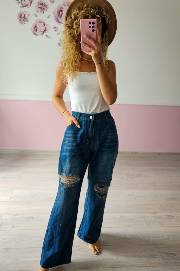 Granatowe jeansy z przetarciami – luz i styl 1