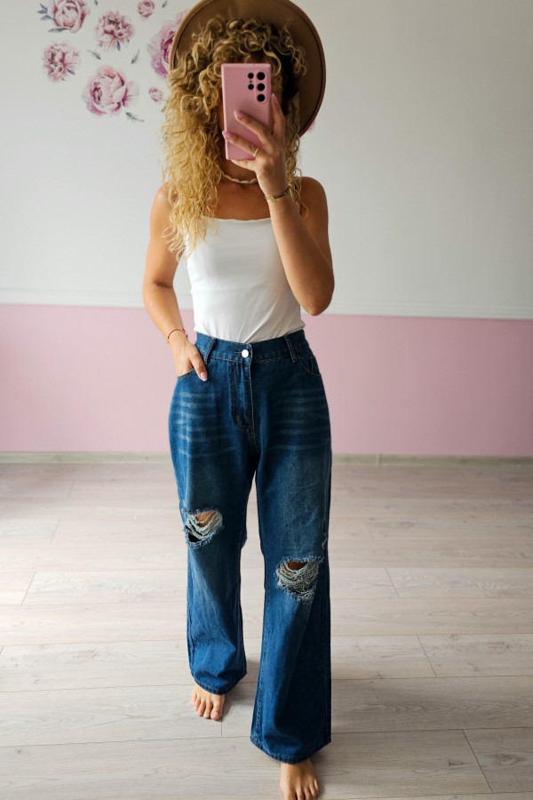 Granatowe jeansy z przetarciami – luz i styl