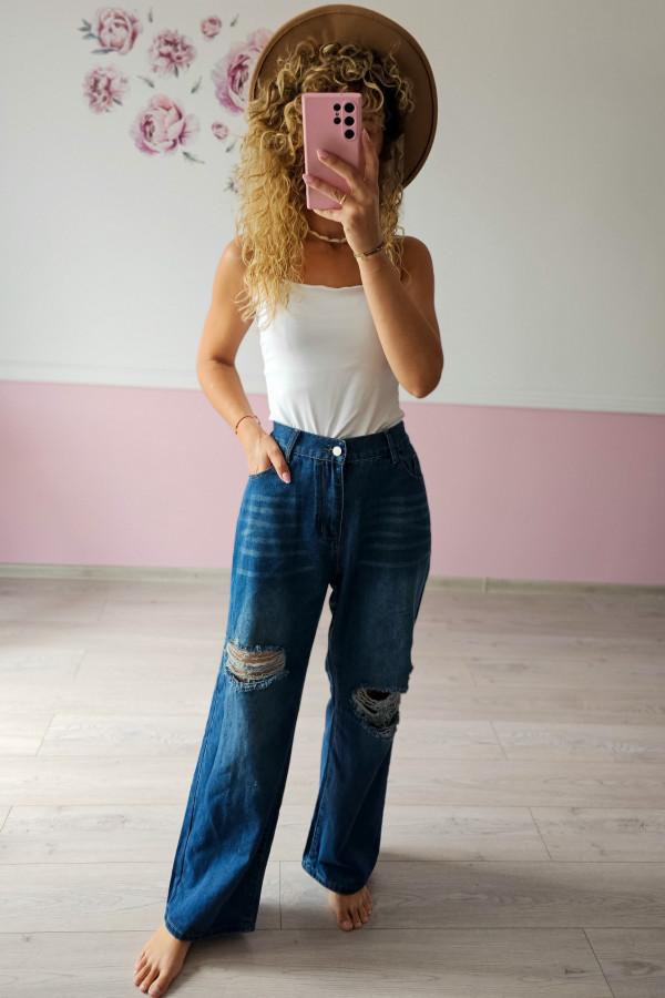 Granatowe jeansy z przetarciami – luz i styl 2