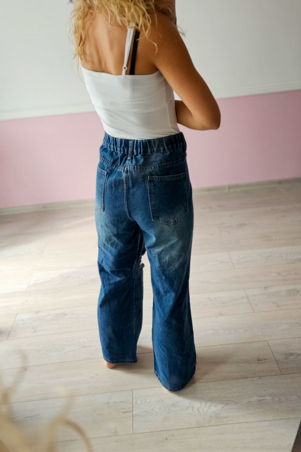 Granatowe jeansy z przetarciami – luz i styl 3