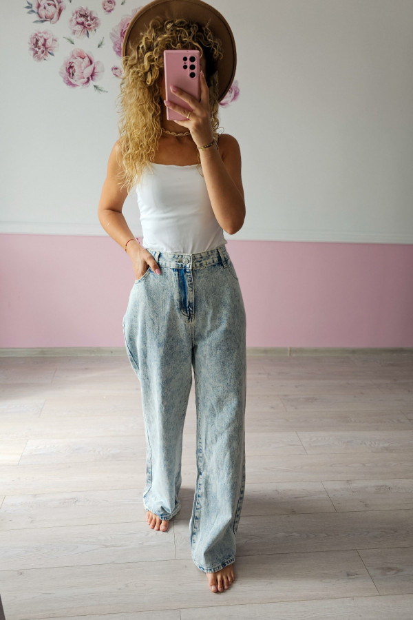 Jasne jeansy typu acid wash – styl lat 90. 1