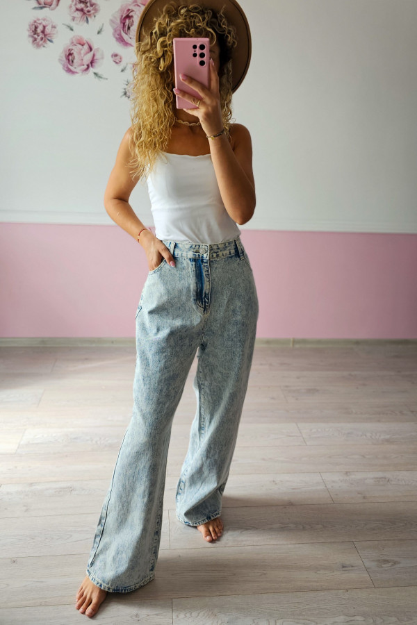 Jasne jeansy typu acid wash – styl lat 90. 2