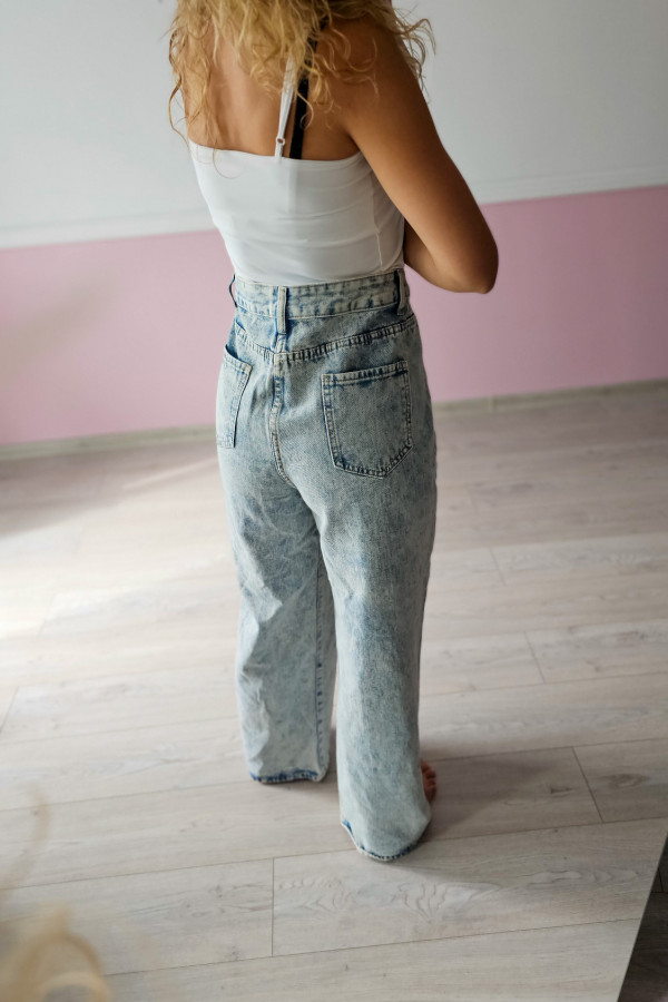 Jasne jeansy typu acid wash – styl lat 90. 3