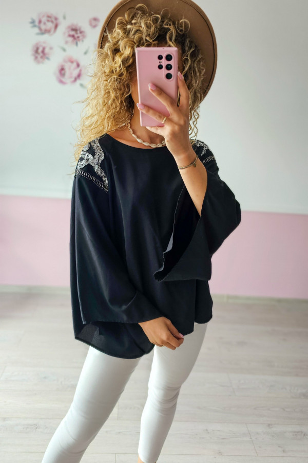 Czarna bluzka z ozdobnymi detalami 1