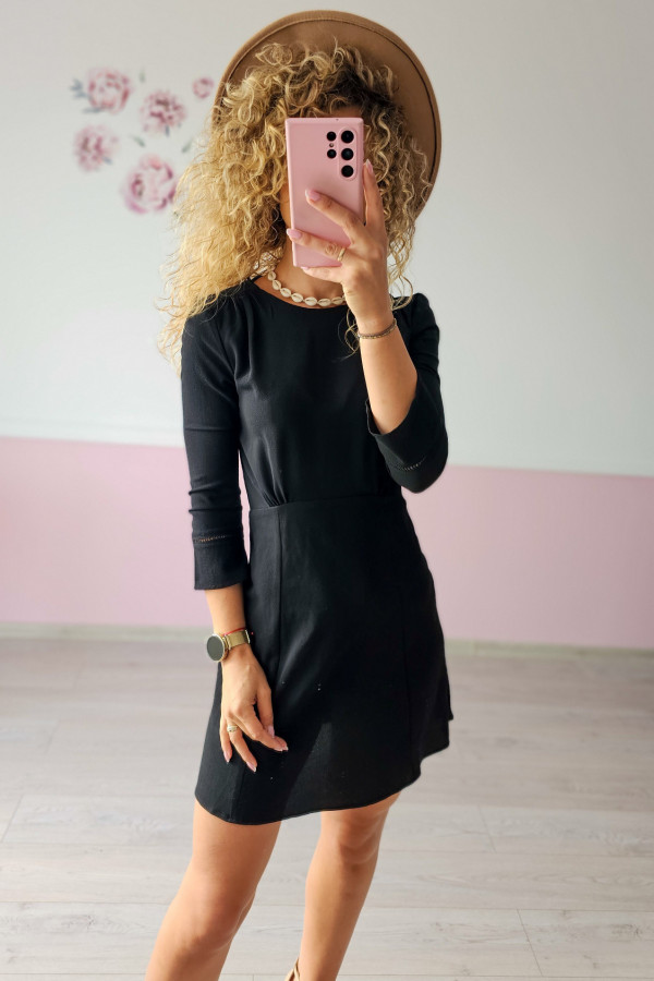 Elegancka czarna sukienka z detalami
