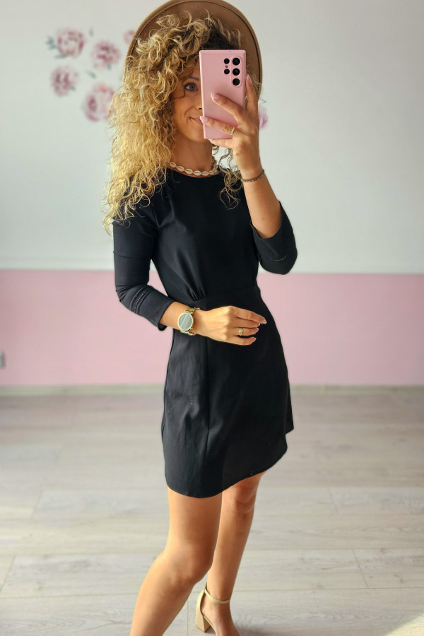 Elegancka czarna sukienka z detalami 1