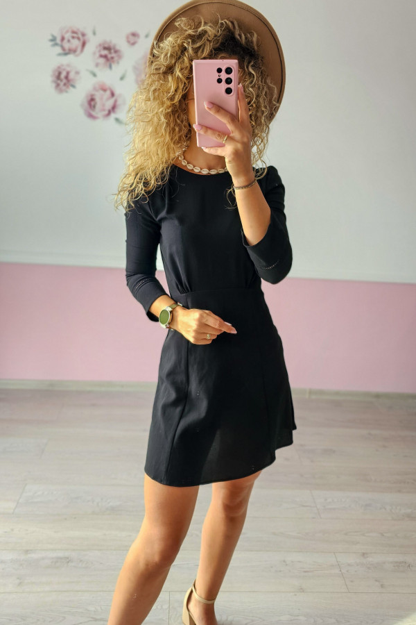 Elegancka czarna sukienka z detalami 2