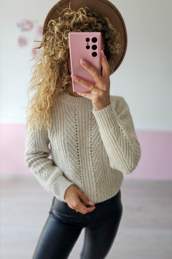 Sweter w beżowe warkocze