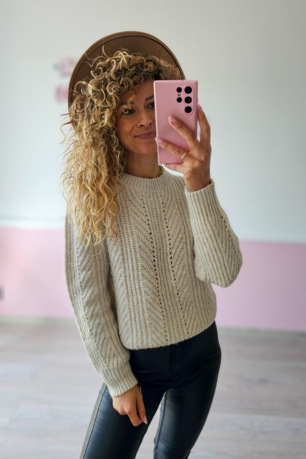 Sweter w beżowe warkocze 1