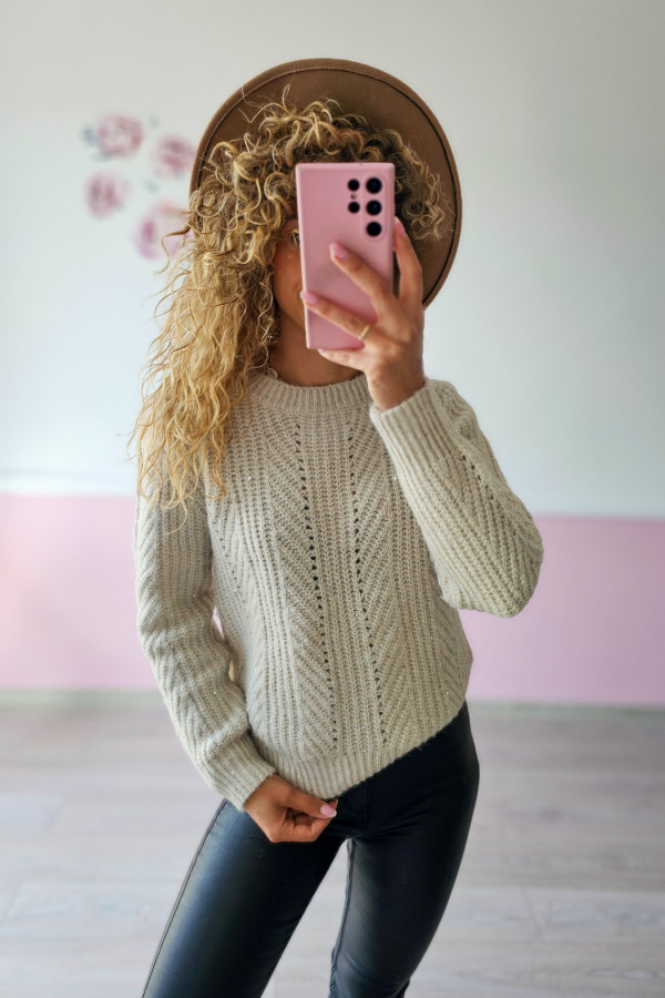 Sweter w beżowe warkocze 2
