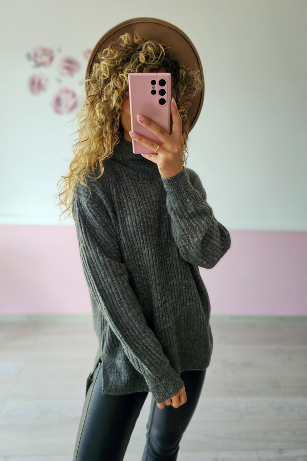 Sweter szary w prążki 1