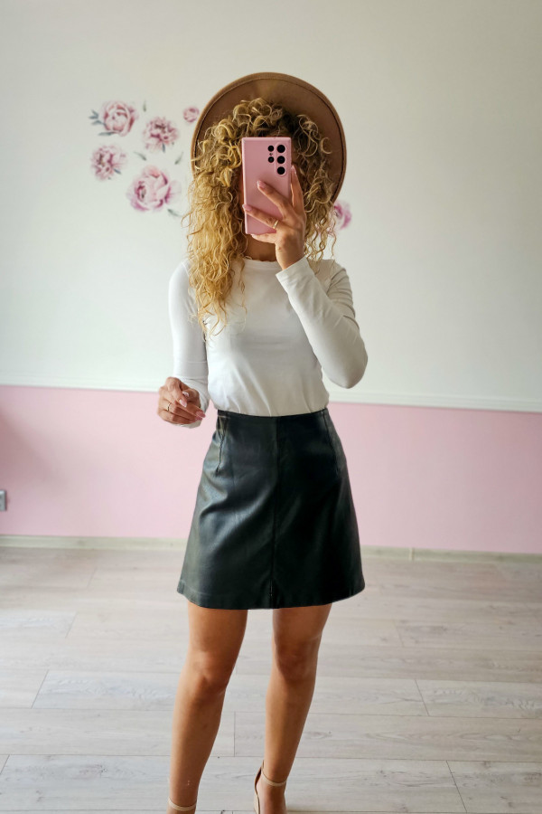 Skórzana spódniczka mini w kolorze czarnym 3