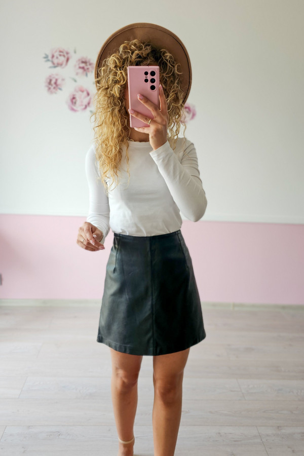 Skórzana spódniczka mini w kolorze czarnym 4