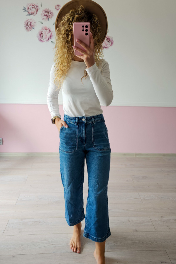 Dżinsy w stylu retro z szerokimi nogawkami