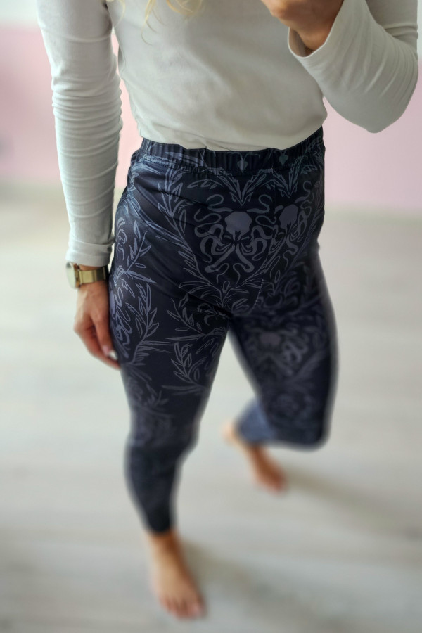 Legginsy z wzorem roślinnym 2