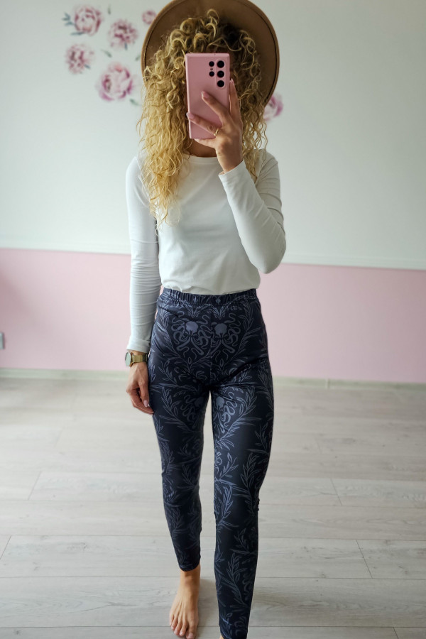 Legginsy z wzorem roślinnym