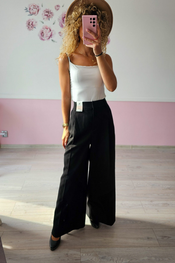 Czarne spodnie damskie wide leg – elegancki krój na każdą okazję