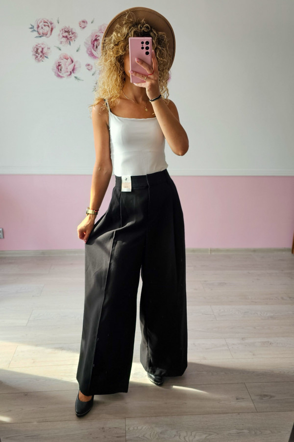 Czarne spodnie damskie wide leg – elegancki krój na każdą okazję 4