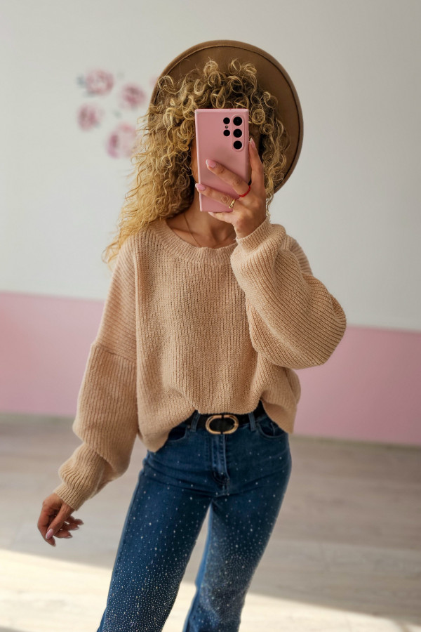 Beżowy sweter damski oversize – ciepły i przytulny